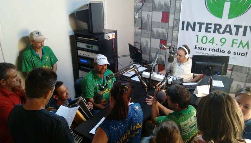Grupo de Reis visita a Radio Interativa