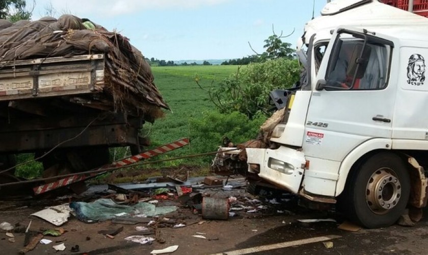 Mulher morre após batida entre três caminhões na BR-163, em Realeza