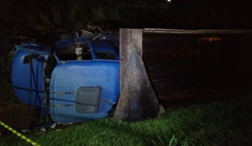 Homem pula de caminhão para se salvar de acidente, mas morre atropelado