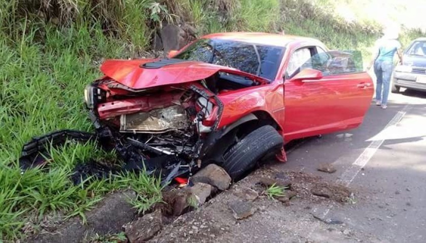 Camaro fica com a frente destruída ao  bater contra pedra em Boa Vista da Aparecida