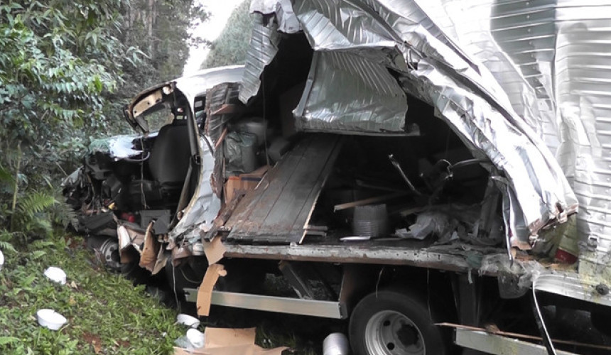 Grave acidente entre dois caminhões na rodovia PR 281 em Salto do Lontra