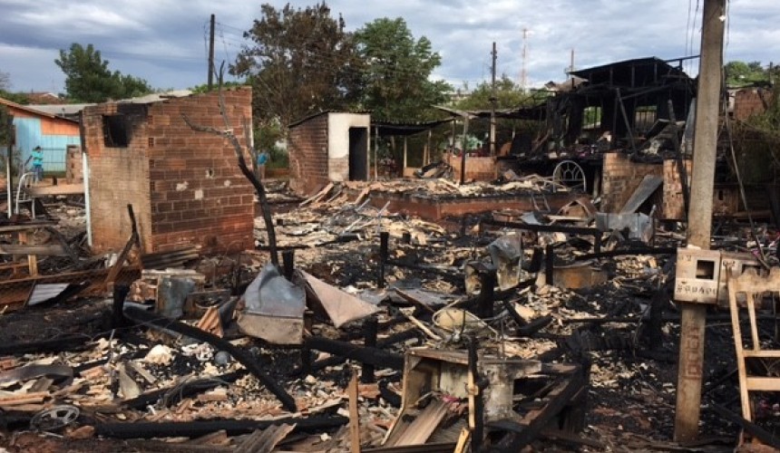Tragédia em Ampére: Incêndio destrói dez residencias e duas pessoas morreram carbonizadas