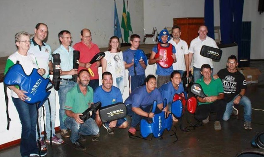 Kit's de proteção para artes marciais foram entregues à alunos da APAE em Capitão