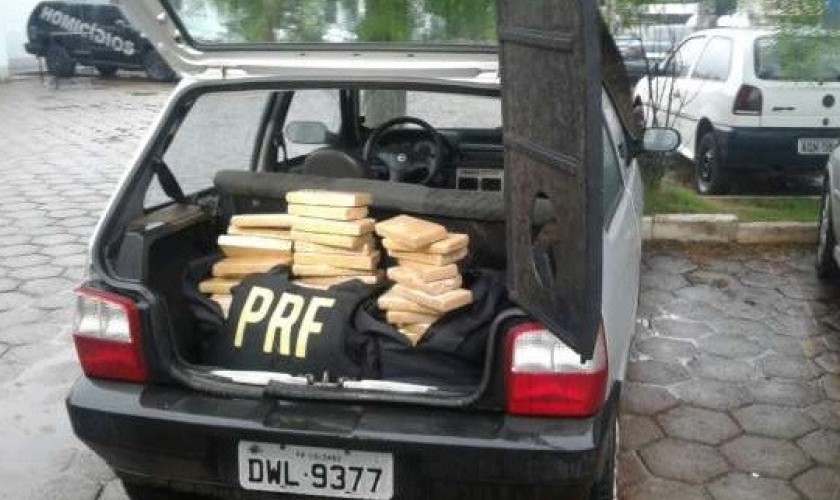 PRF de Cascavel apreende FIAT Uno carregado com 104 kg de maconha