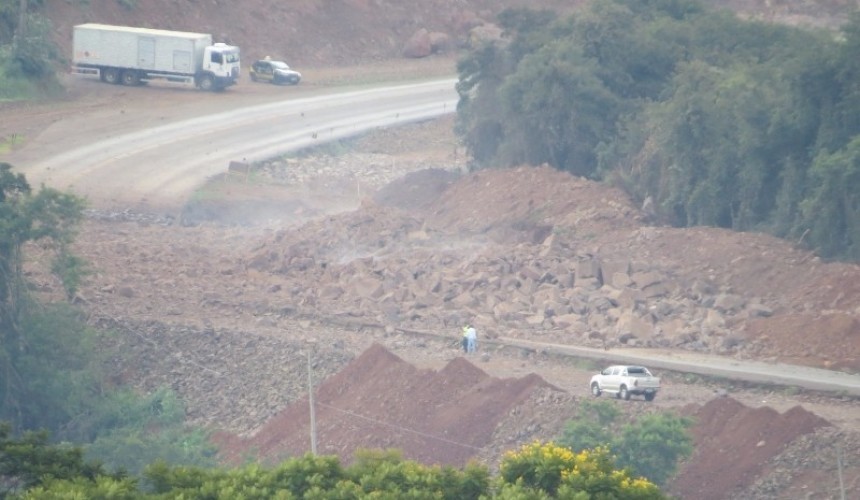 BR-163 foi interditada para detonação de rocha, a PRF esta no local realizando a orientação de trânsito