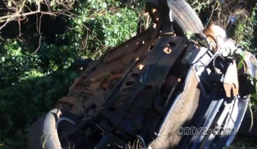 Mulher fica ferida e carro destruído em capotamento na BR 163
