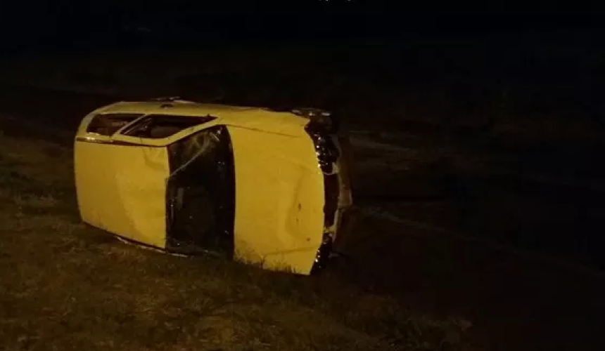 Carro capota na PR-880