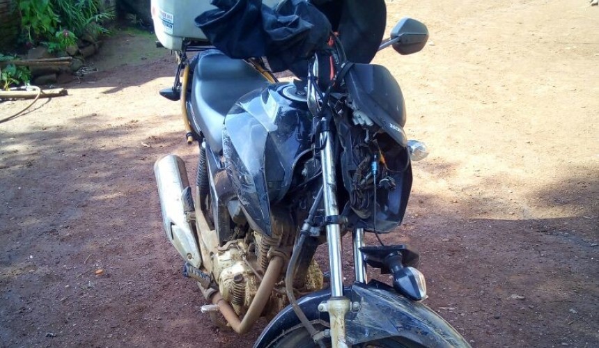 Colisão traseira entre carro e moto deixa mulher em estado grave na BR-163.