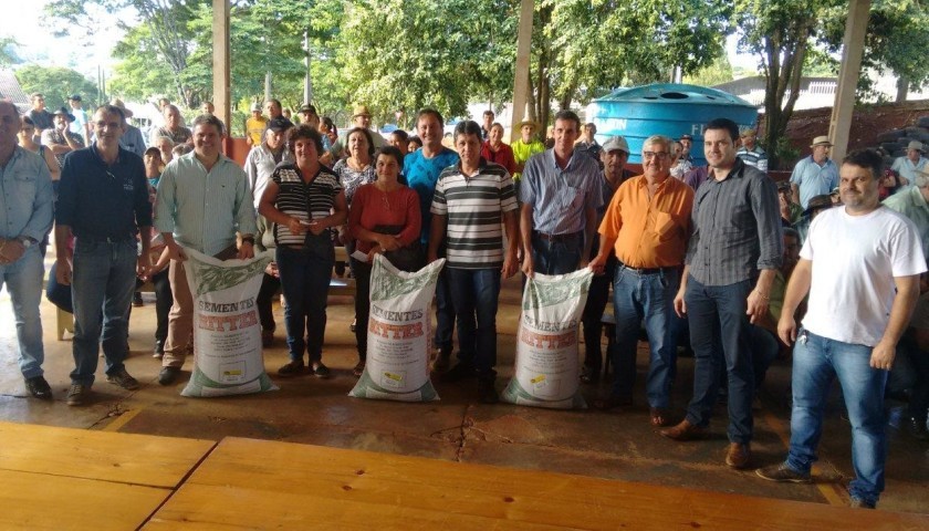 Agricultores de Capitão recebem sementes de aveia da administração municipal