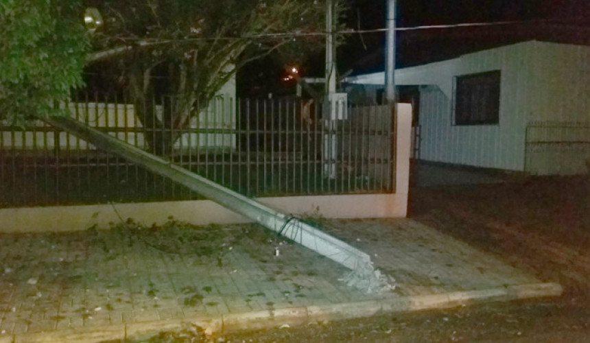 Incidente causa queda de postes de energia e internet em Realeza