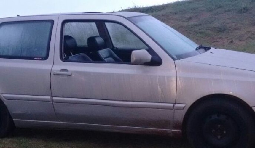 Carro é apreendido em Capitão. O veiculo estava com débitos e o condutor não habilitado