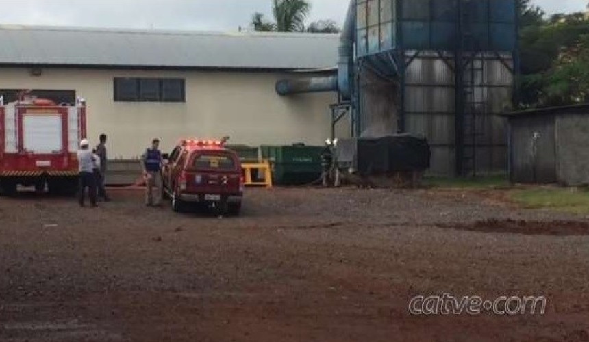 Maravalha em silo pega fogo em Santa Tereza do Oeste