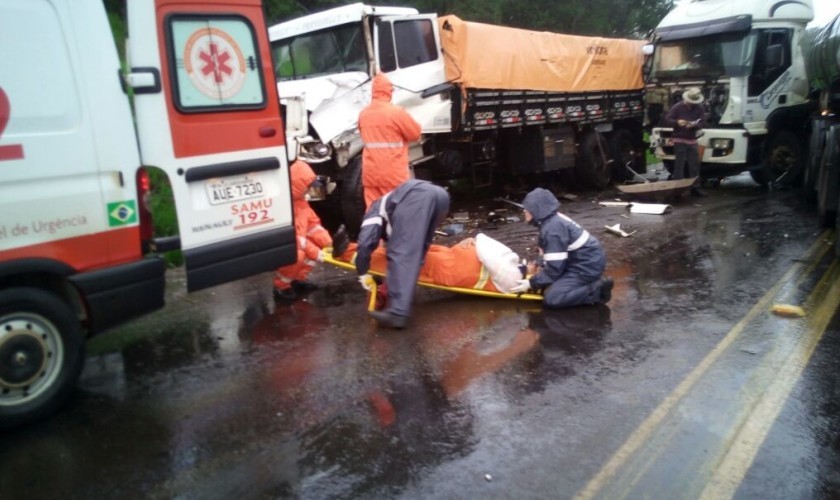 Acidente entre caminhões em Santa Lucia deixa motorista ferido