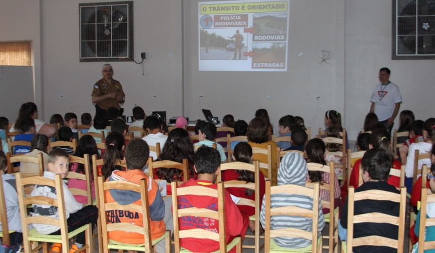 Jovens são público-alvo de ação educativa de trânsito em Nova Prata do Iguaçu