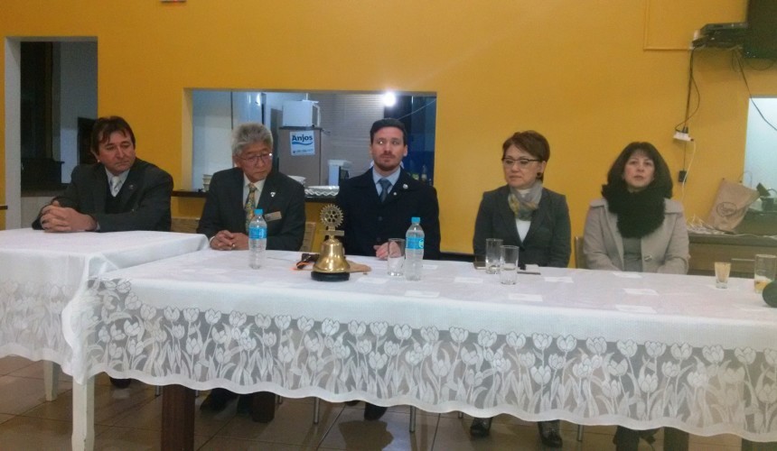 Rotary Club de Capitão recebe governador do Distrito e empossa dois novos associados
