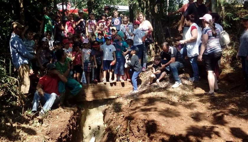 No dia da árvore, alunos das escolas municipais de Capitão acompanham a recuperação da nascente de número 277