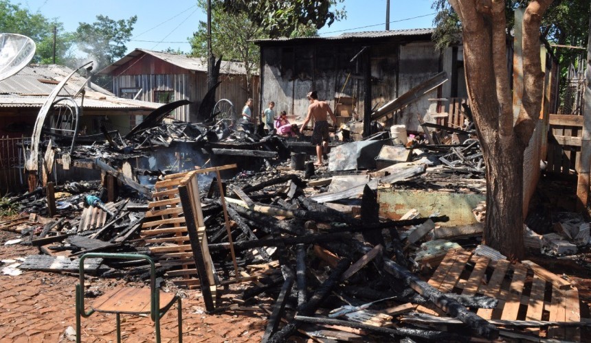 Residência é destruída por incêndio em Nova Prata