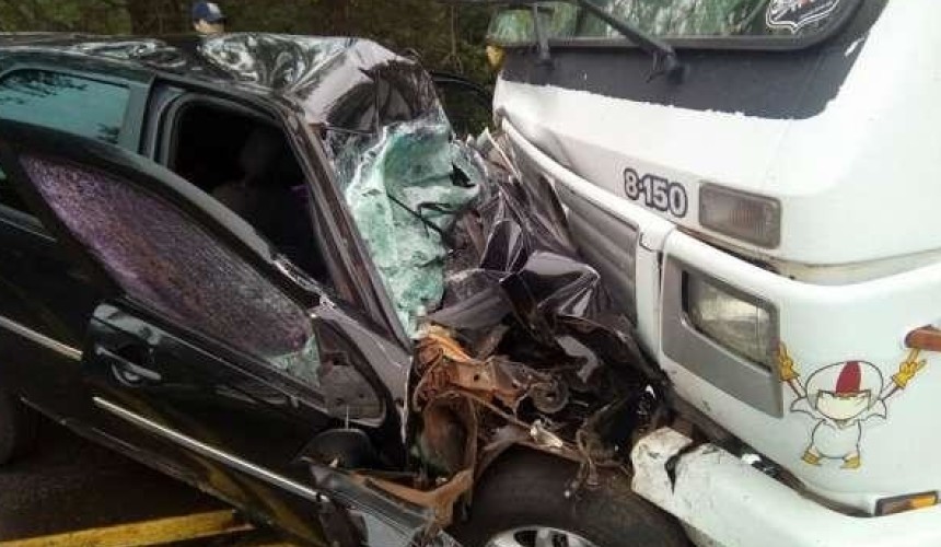 Duas pessoas que estavam em veiculo que bateu em caminhão de Santa Lucia morrem