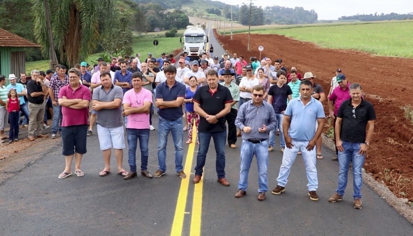 Moradores de Linha Aurora comemoram estrada asfaltada