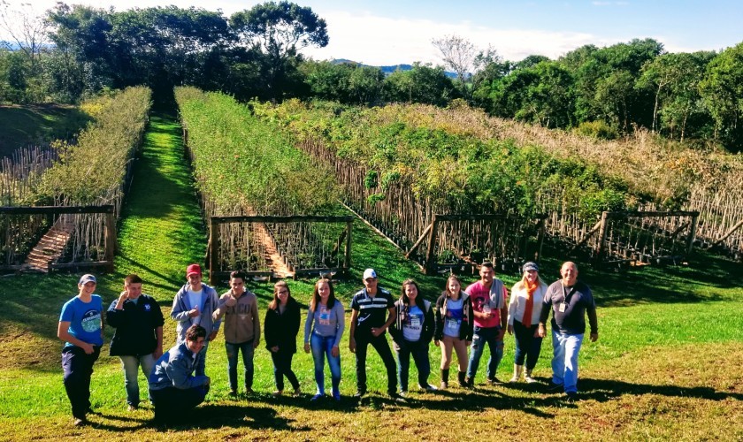 Jovens da Casa Familiar Rural de Nova Prata do Iguaçu – PR, realizam visita no viveiro da Usina de Salto Caxias