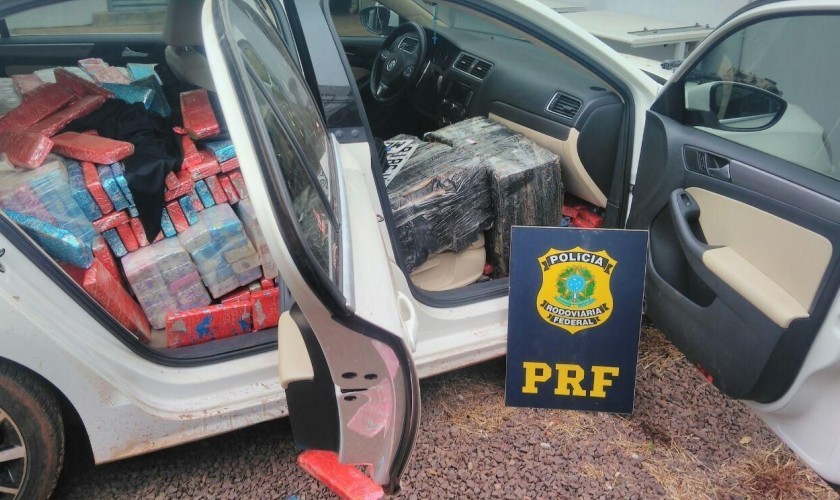 PRF apreende armas e 736 quilos maconha em carro roubado na BR 163 em Lindoeste