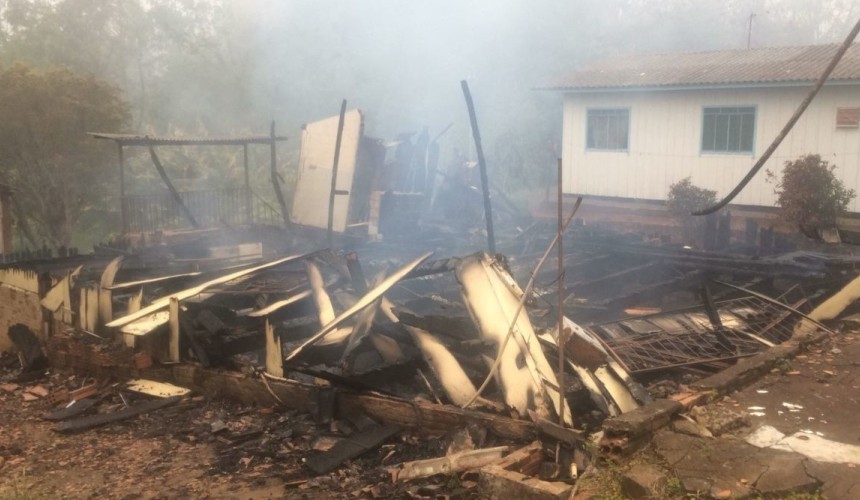 Residência é destruída por incêndio em Nova Prata do Iguaçu
