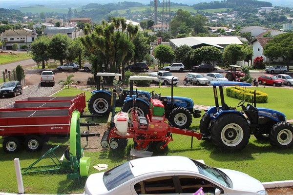 Mais três tratores e implementos foram entregues a agricultores de Nova Prata do Iguaçu