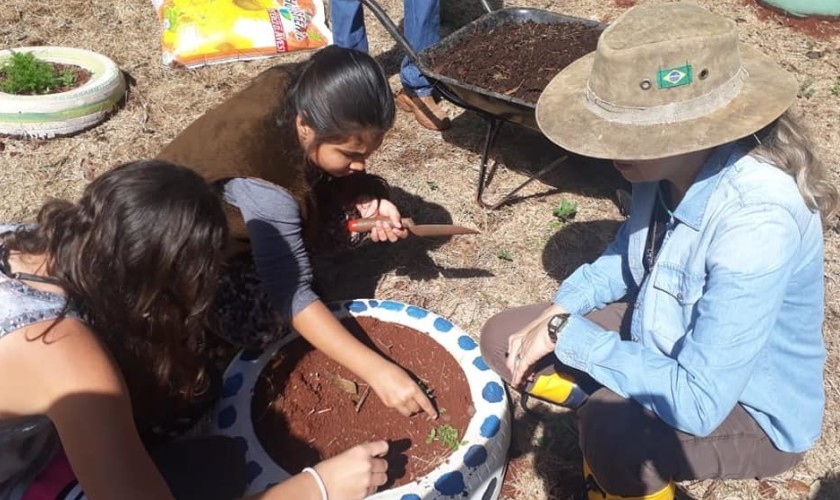 Curso de cultivo orgânico de plantas medicinais beneficia instrutores e adolescentes da SAMMAR de Capitão