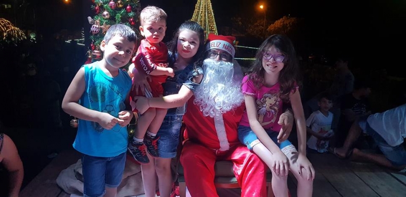 Chegada Do Papai Noel Reuniu Centenas De Pessoas No Lago Municipal De