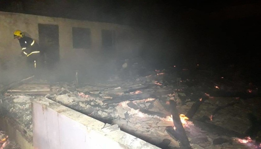 Casa de madeira é destruída por incêndio em Lindoeste