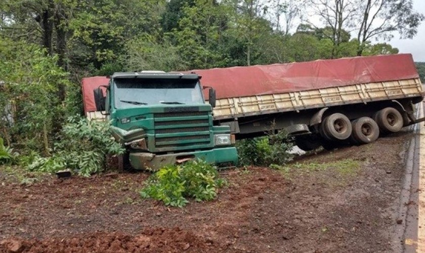 Caminhão sai da pista na BR-163 e condutor fica ferido