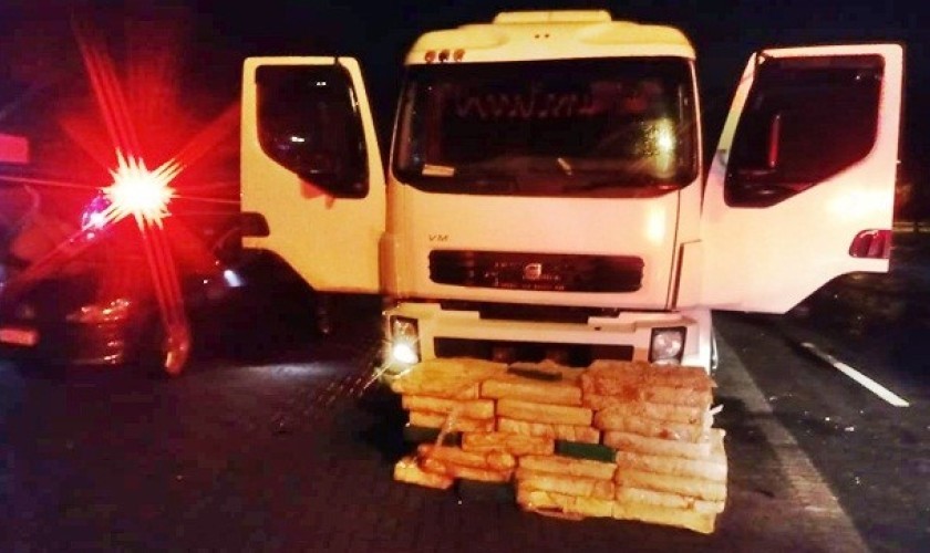 Polícia Militar apreende caminhão com 500 kg de maconha em Marmeleiro