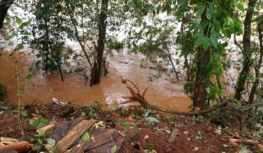 Carro cai no Rio Marrecas em Francisco Beltrão e bombeiros procuram por vítimas