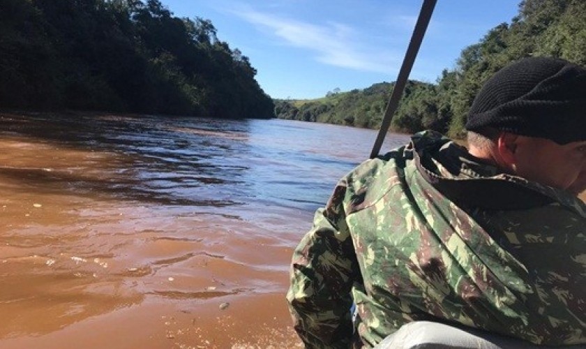 Polícia faz operação ambiental no Rio Iguaçu