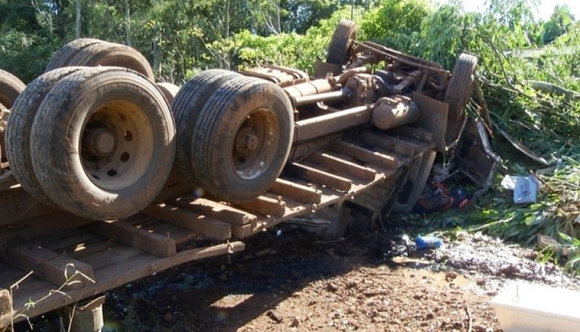 Acidente com caminhão deixa um morto e quatro feridos em Francisco Beltrão