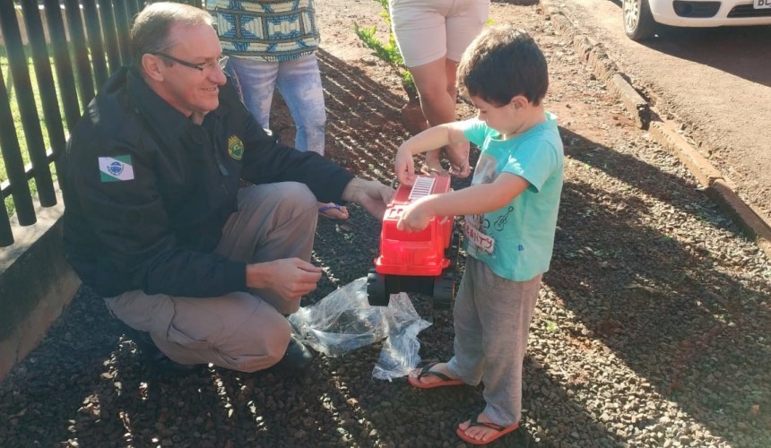 Menino fã de Bombeiro recebe visita surpresa da Equipe de Defesa Civil de Capitão