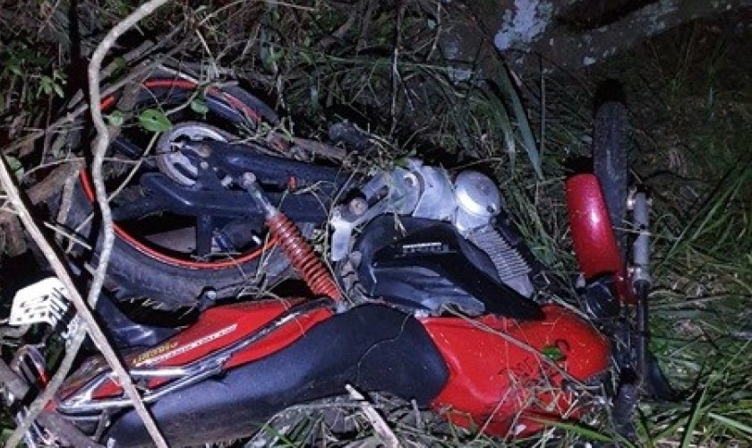 Jovem de 19 anos morre após moto colidir em barranco na PR-182