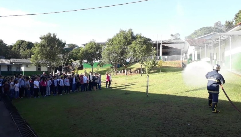 Bombeiros realizam mais uma simulação de evacuação em escola de Capitão