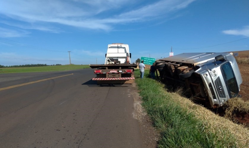 Caminhão tomba em acidente na PR 182 em Realeza