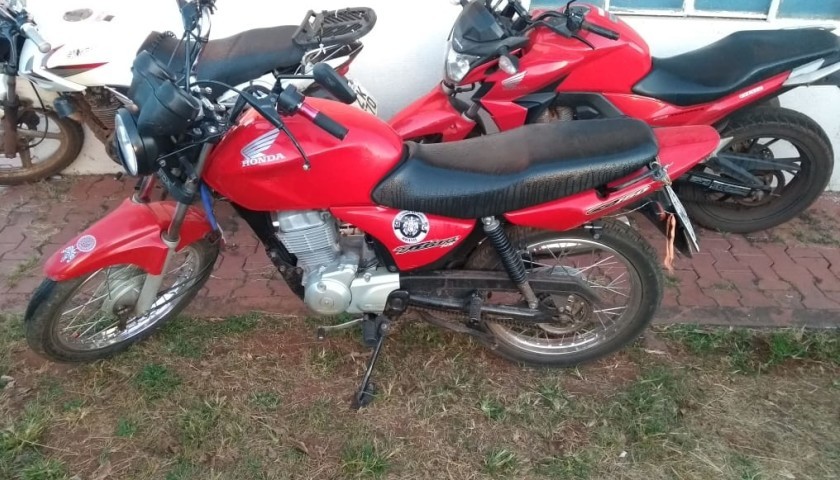 Condutor embriagado e sem CNH colide moto em carro parado em Capitão