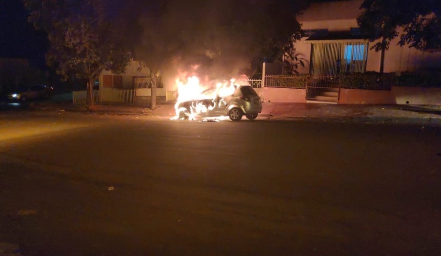 Veículo Ka é destruído por incêndio no Centro de Realeza