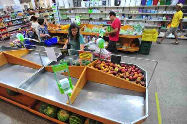 Greve dos caminhoneiros afeta a oferta de produtos em supermercados de Capitão