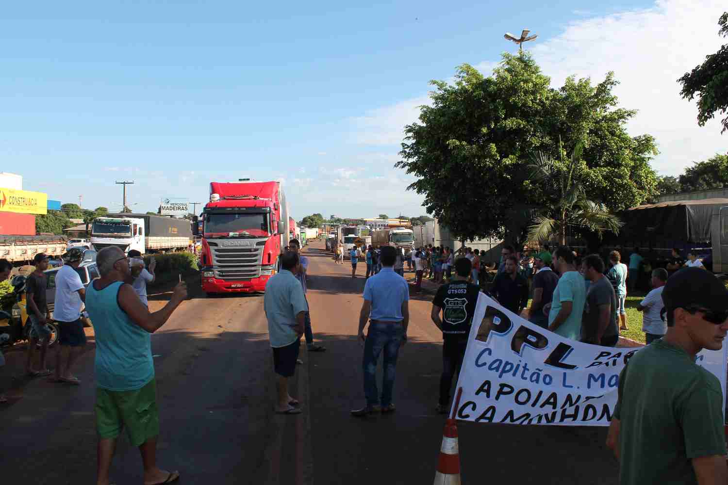 CAPITÃO - BR 163: Comércio de cidades do Oeste e Sudoeste do Paraná fecham as portas em protesto