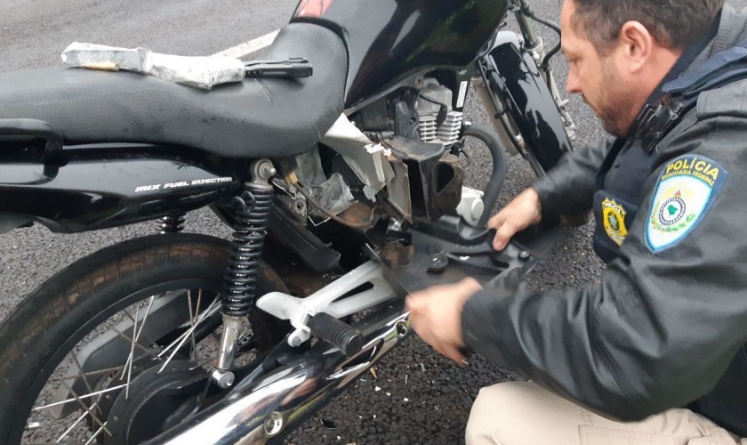 PRF apreende 16 pistolas e 868 munições escondidas em motos em Santa Tereza do Oeste