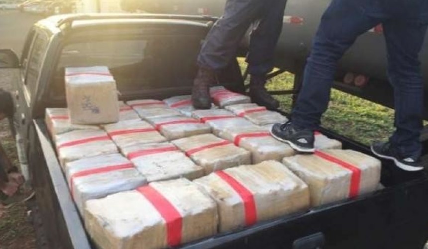 Uma tonelada de maconha escondida em caminhão tanque é apreendida em Foz