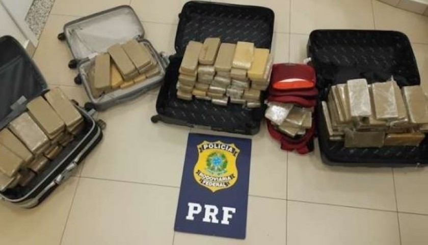 PRF detém três e apreende quase 100 quilos de maconha em Cascavel