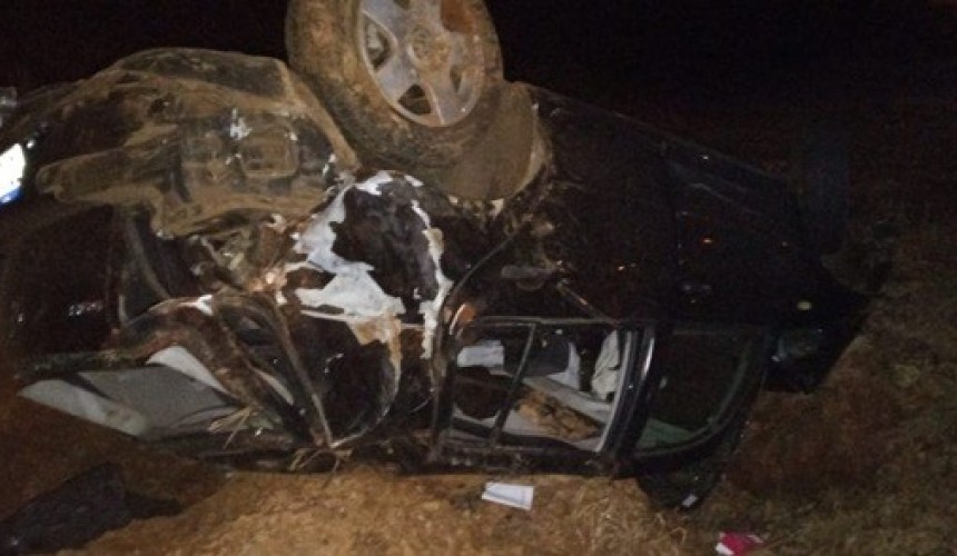Carro capota na BR-163 e duas pessoas ficam feridas