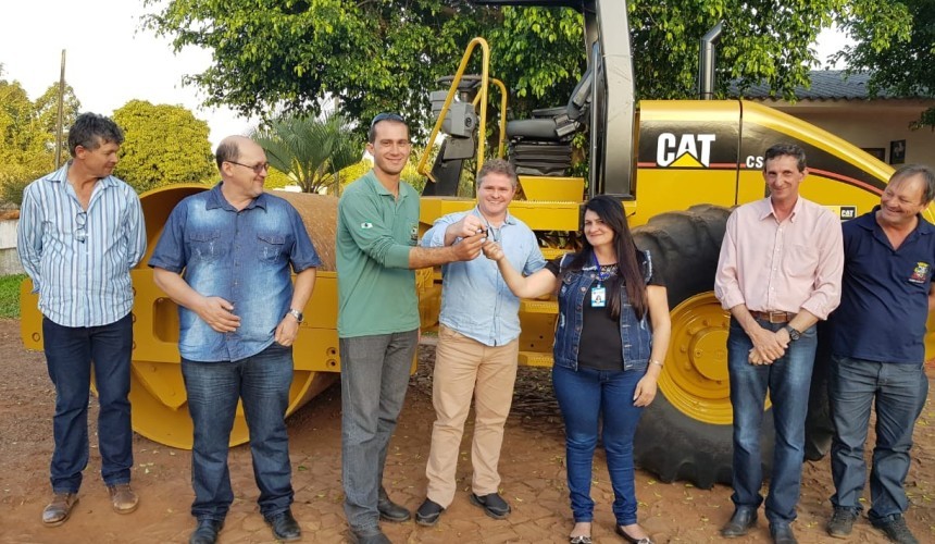 Rolo Compactador é entregue ao distrito do Alegre do Iguaçu