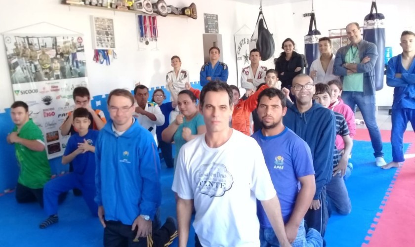 Alunos da APAE de Capitão participam de aula de artes marciais