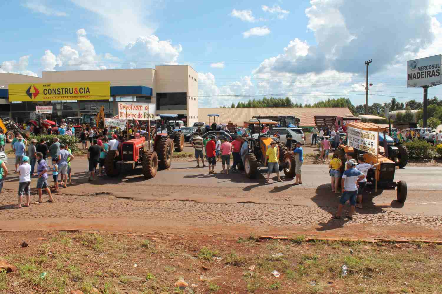 Moradores de Capitão vão ás ruas para manifestar indignação com a situação do país